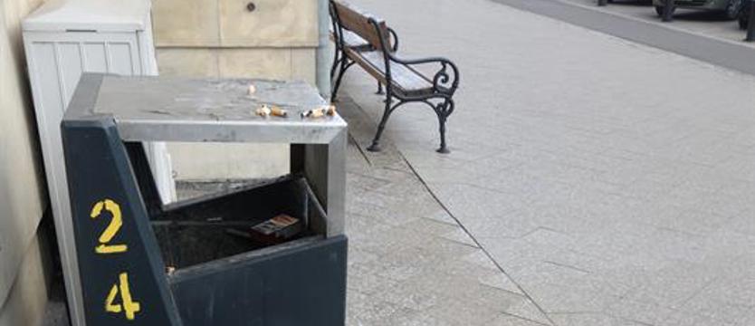 Pety na chodniku pod gmachem sądu