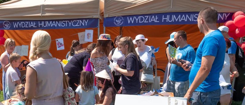 Festyn Uniwersytecki w alei kwiatowej