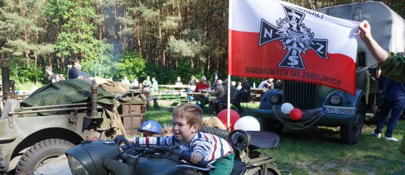 Piknik historyczny. Mundury, ognisko i dzieci