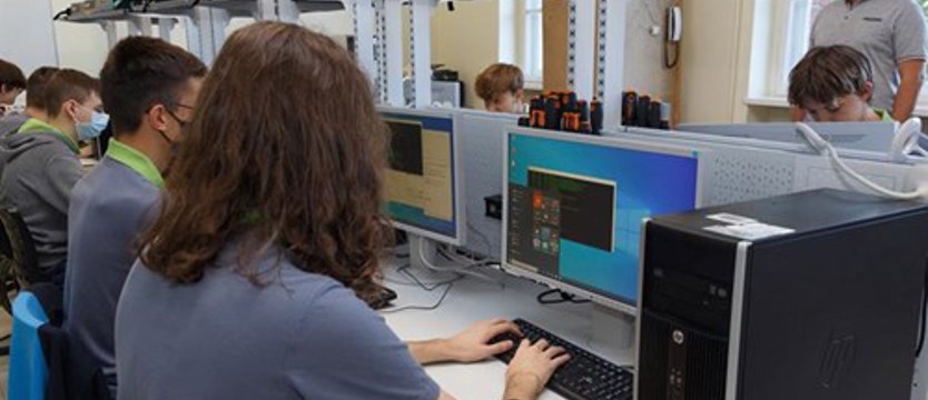 Pierwsi absolwenci Technikum Technologii Cyfrowych. Nowoczesność przy ul. Niemierzyńskiej