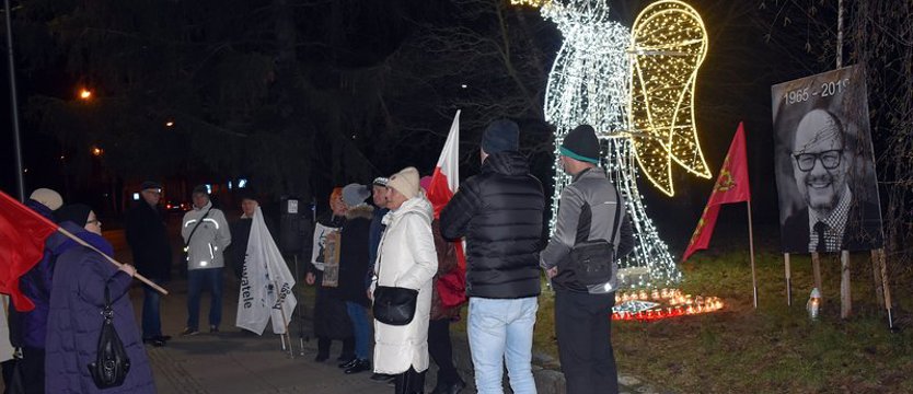 Demonstracja na pl. Wolności w Stargardzie.  Uformowali symboliczne serce