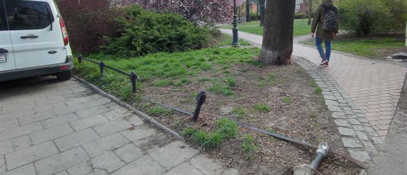 Ogrodzenie upadło, niech leży?