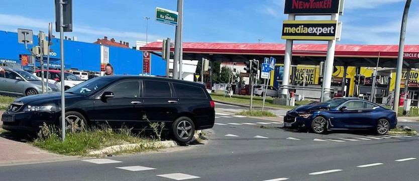 Korki na Gumieńcach. Wypadek na ul. Derdowskiego - kolizja na ul. Ku Słońcu