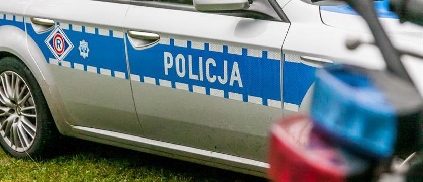 Pijany kierowca uderzył w znak drogowy. Jego auto "wezwało" policję