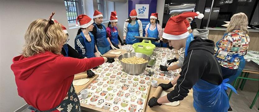 Uczniowie ulepili tysiąc pierogów. Przed świętami pomoc ma inny wymiar