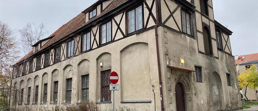 Zabytek z opcją oranżerii. Dawna przyzamkowa stajnia na restaurację i hotel