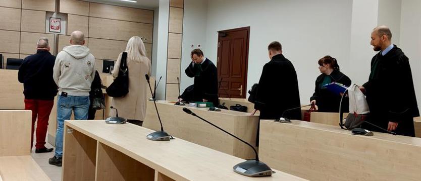 Kto płacił, ten miał... szybką operację. Wielka ława (nieobecnych) oskarżonych
