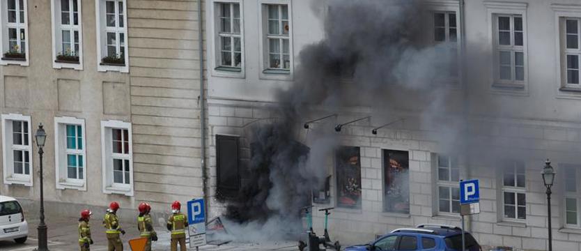Kłęby dymu przed pubem przy pl. Żołnierza Polskiego. Strażacy już na miejscu