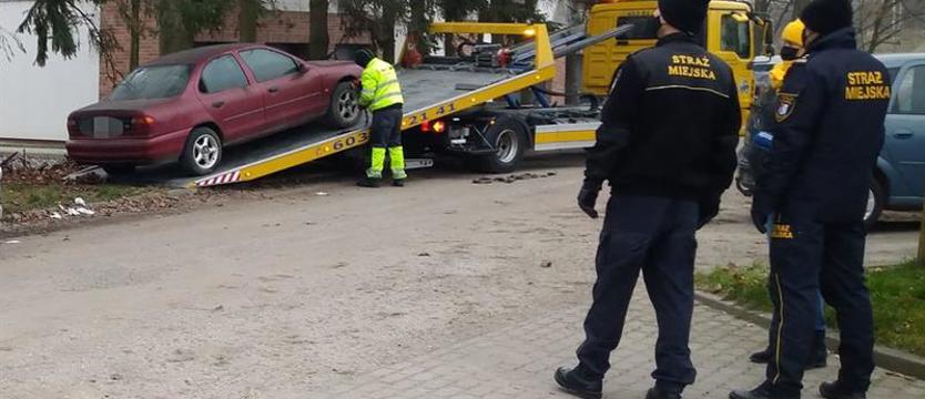 Mieszkańcy powoli odzyskują miejsca postojowe. Czyszczą miasto z wraków