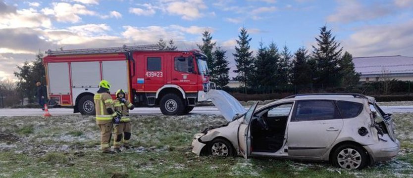 Ślisko na drogach regionu. Dachowanie i uderzenie w drzewo