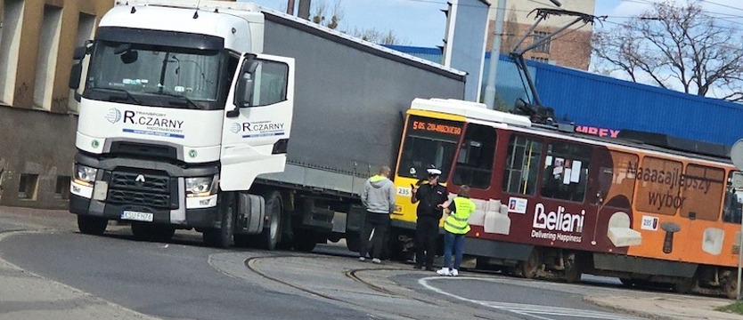 Kolizja tramwaju z ciężarówką na ul. Firlika