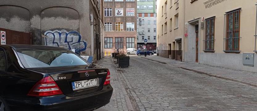 Zaparkował jak nie mógł, ale chciał