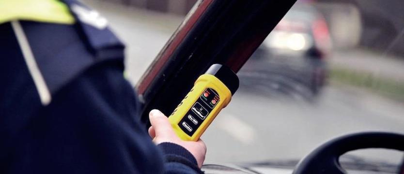 Pijany kierowca zatrzymał auto na światłach, inny zabrał mu kluczyki