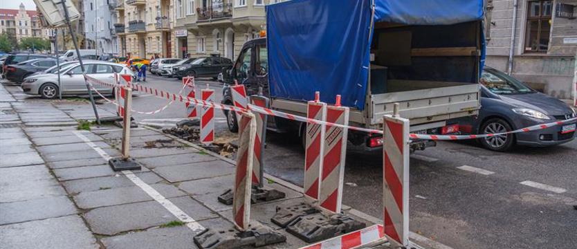 Na ul. Mazurskiej w Szczecinie kują asfalt