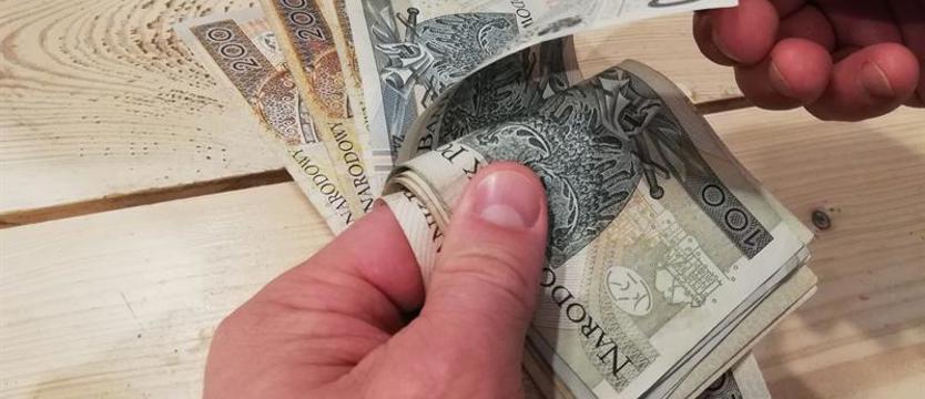 Seniorzy stracili 40 tysięcy złotych. Oszuści udają policjantów i rodzinę
