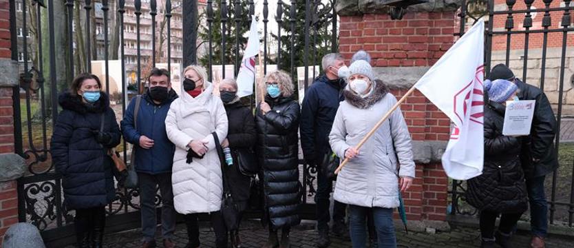 Protest przed kuratorium w Szczecinie: wolna szkoła, wolni ludzie, wolna Polska