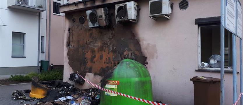 Ogień i gęsty czarny dym. Płonące śmietniki – zagrożenie poza kontrolą