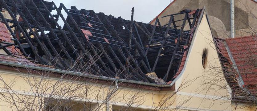 Policja i prokuratura badają sprawę pożaru kamienicy. Zarządca ocenia straty