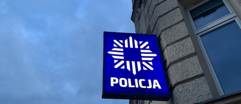 Mężczyzna chciał zdetonować auto przed komisariatem. "Doszło do usiłowania zabójstwa policjantów"